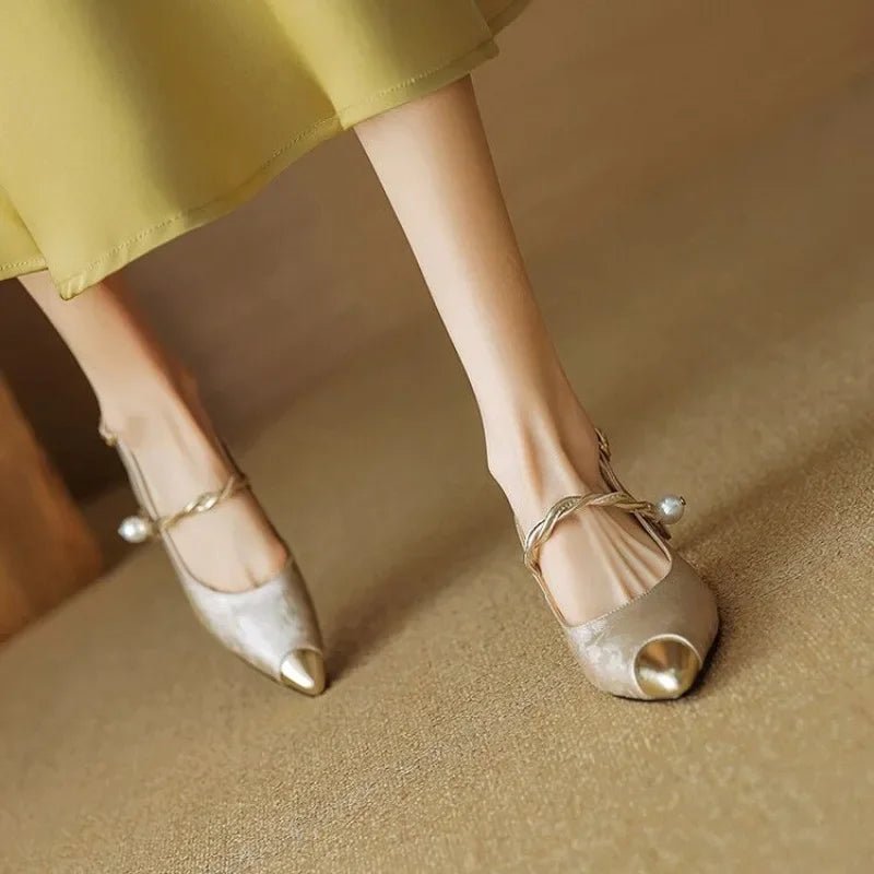 Damen Kitten-Heel Slingback Pumps mit Perlenriemen und Jacquard für elegante Anlässe 3