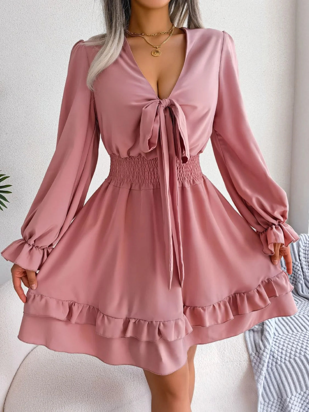 Damen Minikleid mit Bindeband und Volantärmeln 2