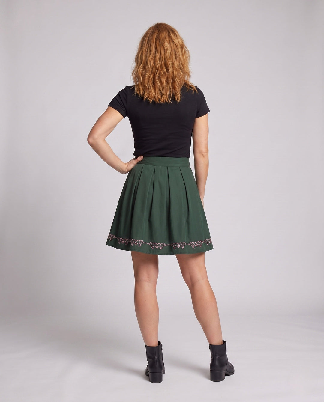 Damen Trachtenrock mit filigranem Herzdesign elegant und vielseitig 3
