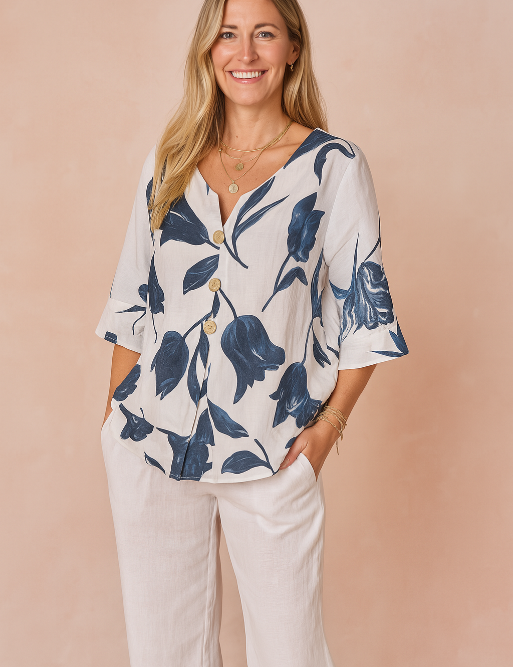 Dominika | Elegant bluse med blomsterprint og knapper 0