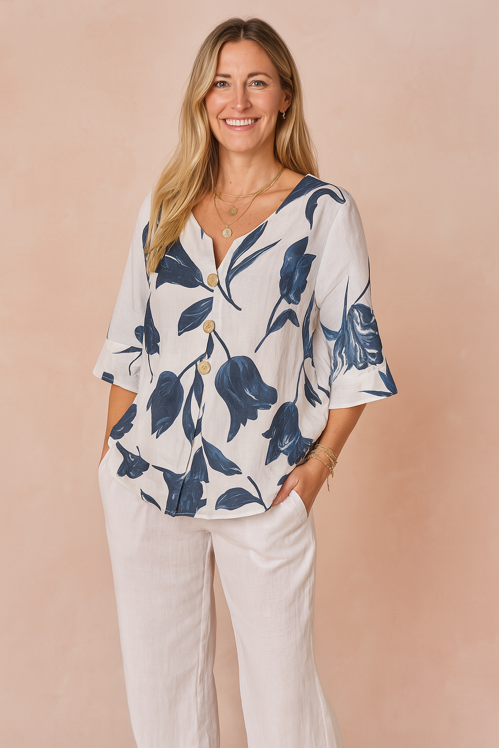 Dominika | Elegant bluse med blomsterprint og knapper 0