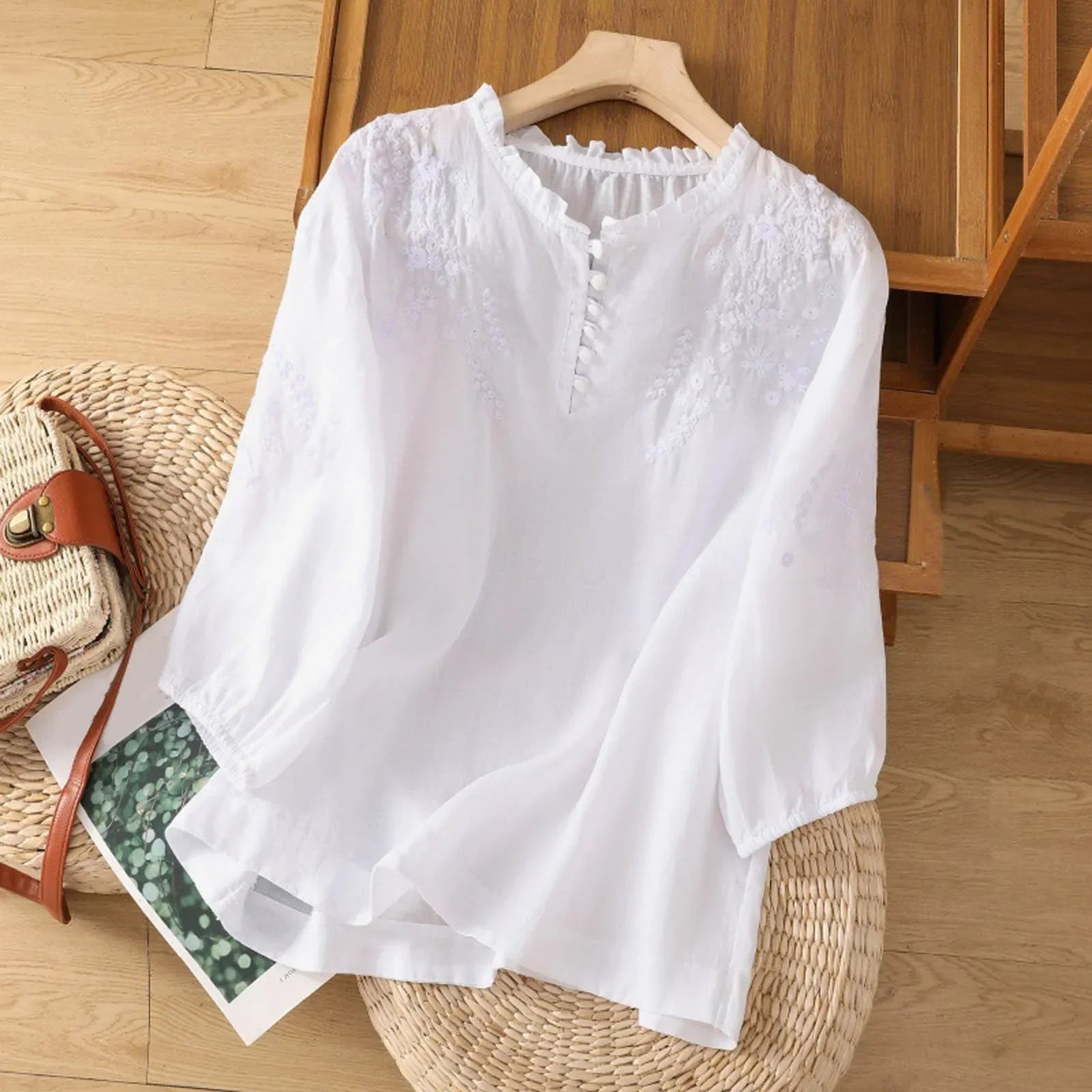 Elegant Blomsterbluse med Knap Front til Kvinder - Tidløs og Alsidig Stil til Enhver Anledning 0