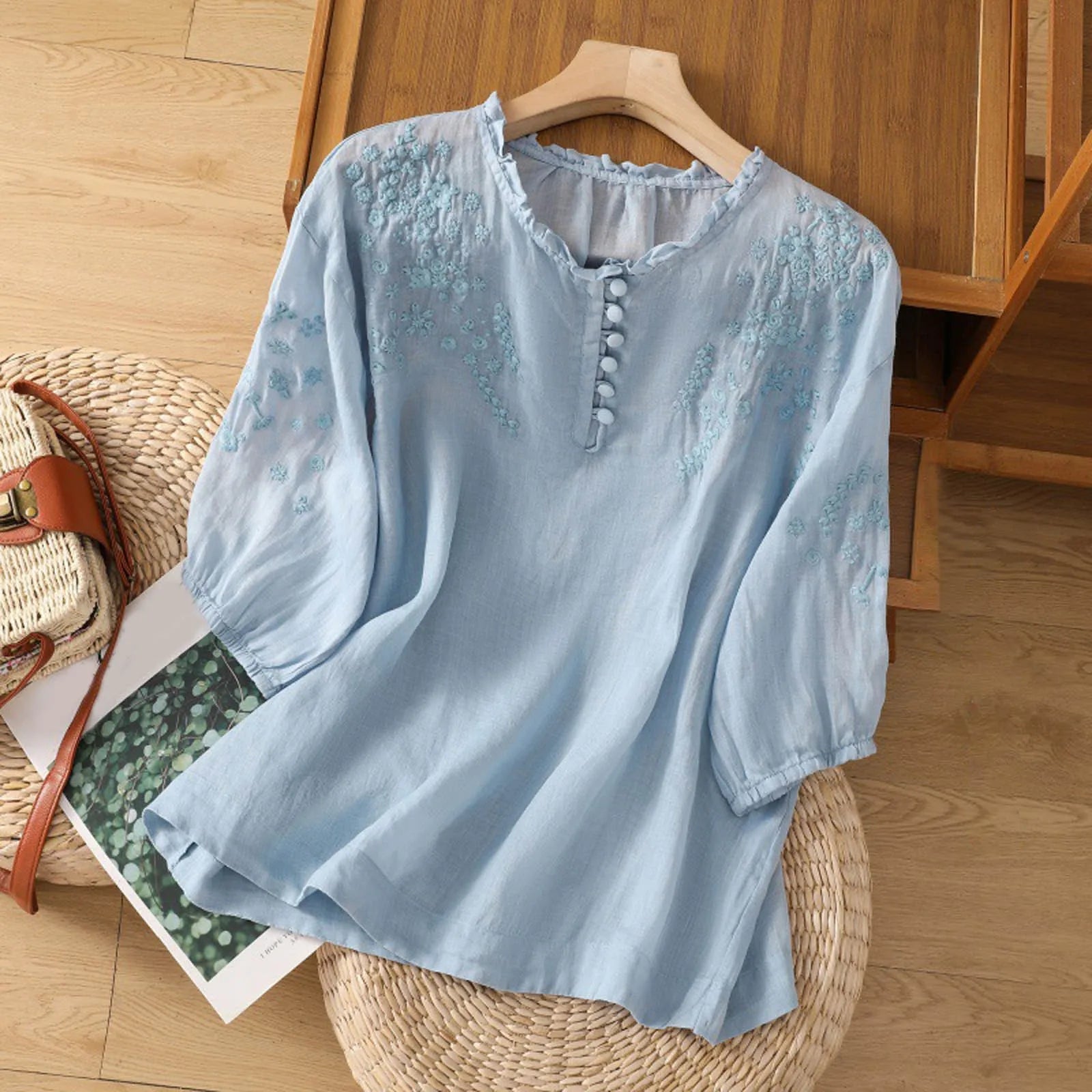 Elegant Blomsterbluse med Knap Front til Kvinder - Tidløs og Alsidig Stil til Enhver Anledning 1