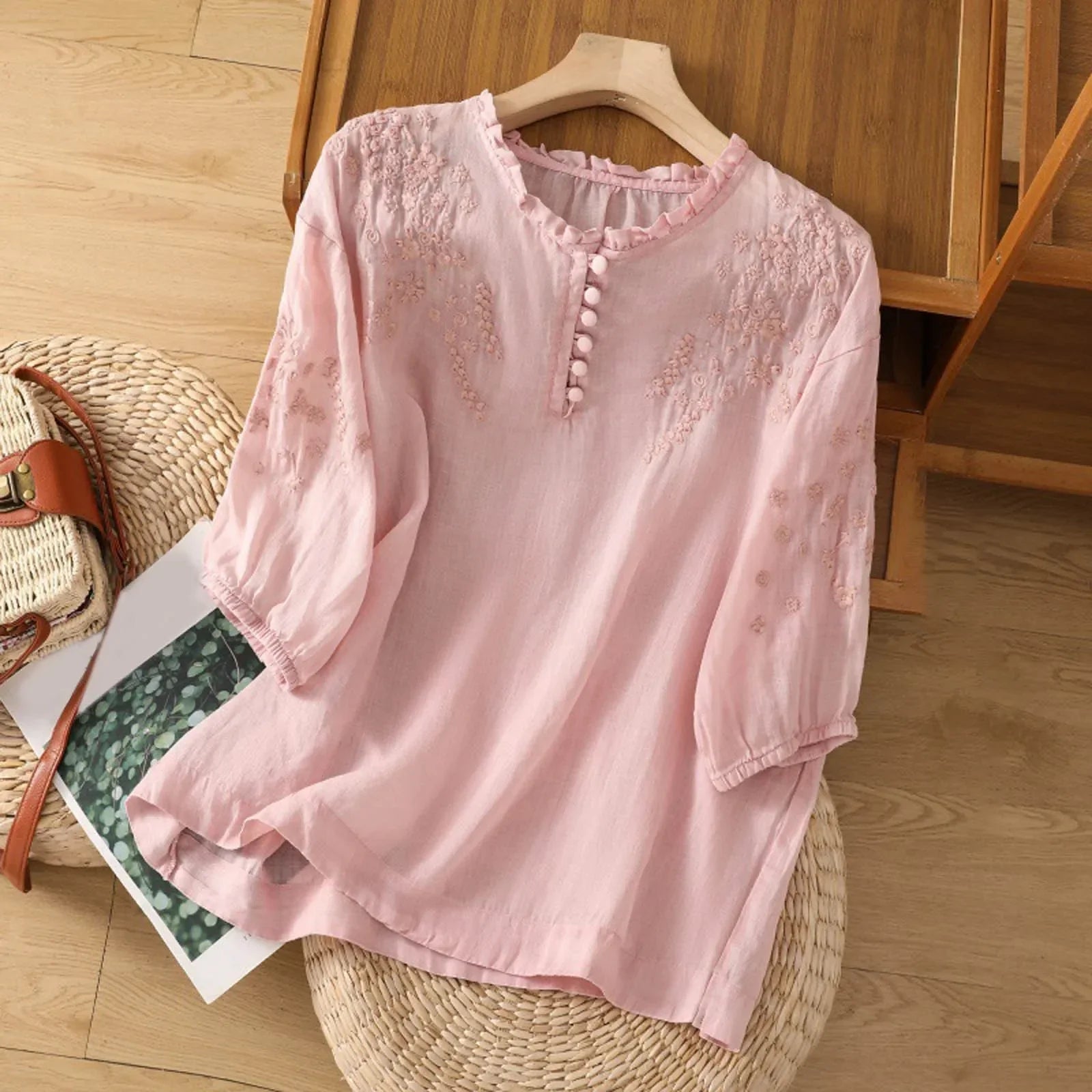 Elegant Blomsterbluse med Knap Front til Kvinder - Tidløs og Alsidig Stil til Enhver Anledning 2