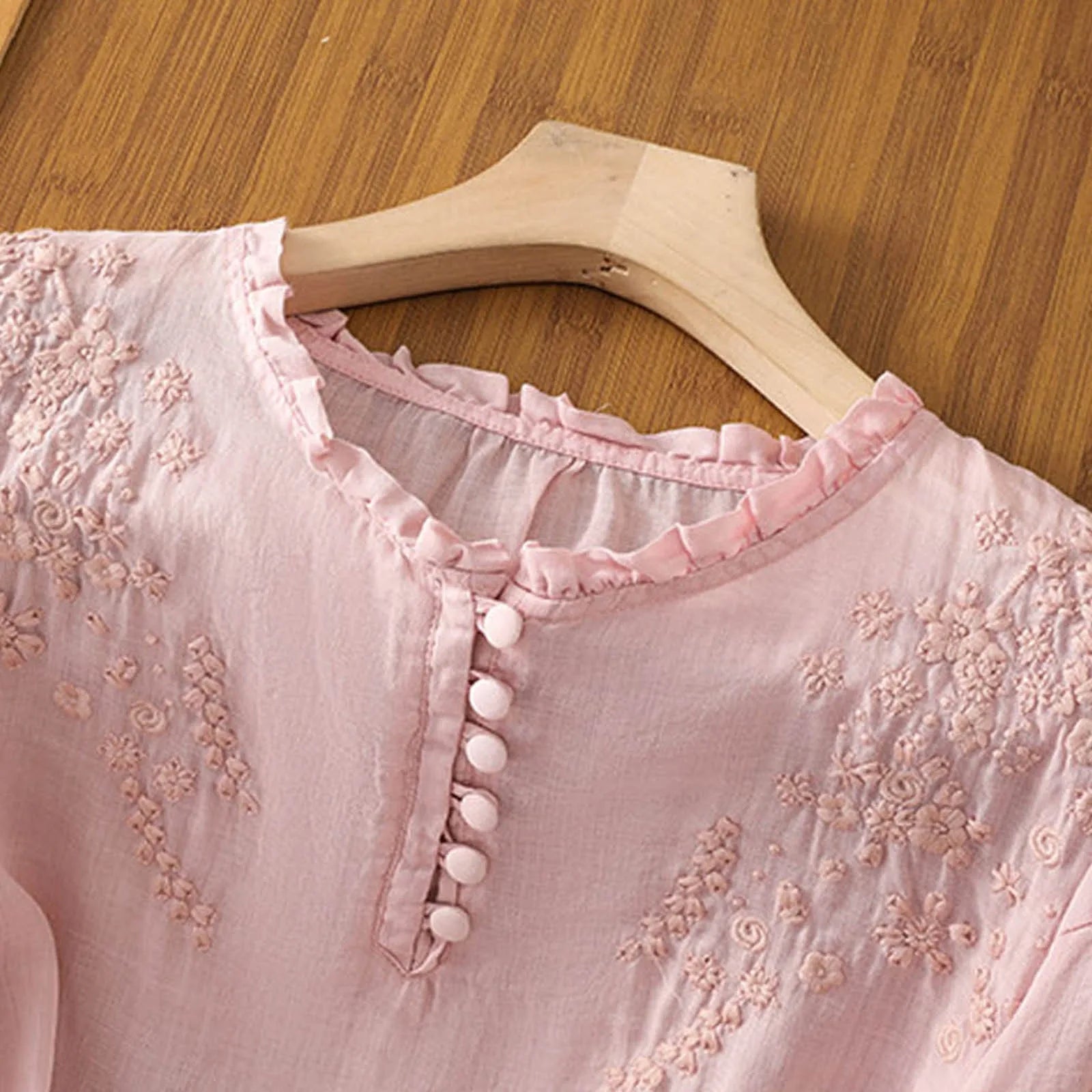 Elegant Blomsterbluse med Knap Front til Kvinder - Tidløs og Alsidig Stil til Enhver Anledning 3