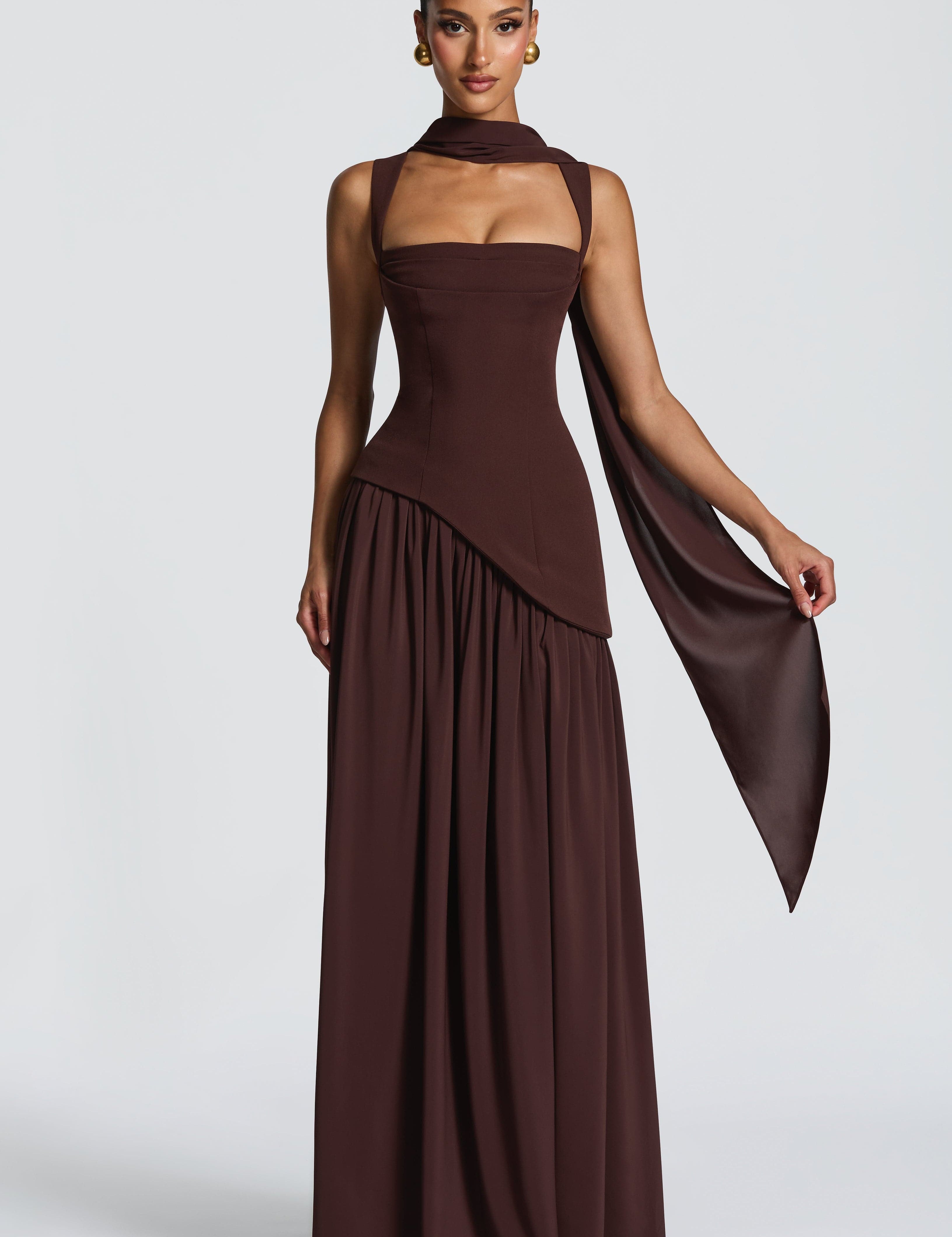 Elegant Maxikjole Med Asymmetrisk Snit - Komfortabel Kjole Til Sommerfester Og Formelle Begivenheder 0
