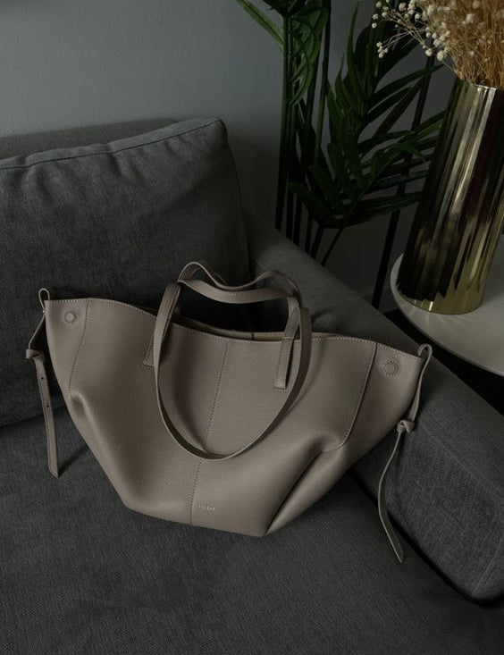 Elegant Tote Bag med Rummelig Design og Komfortable Hanke 8