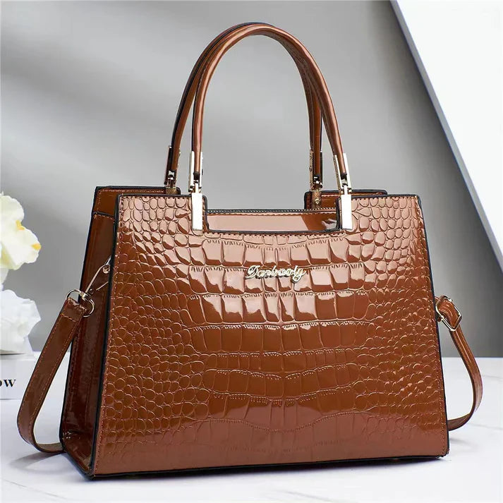 Elegant damehåndtaske i ægte læder med blank finish 8