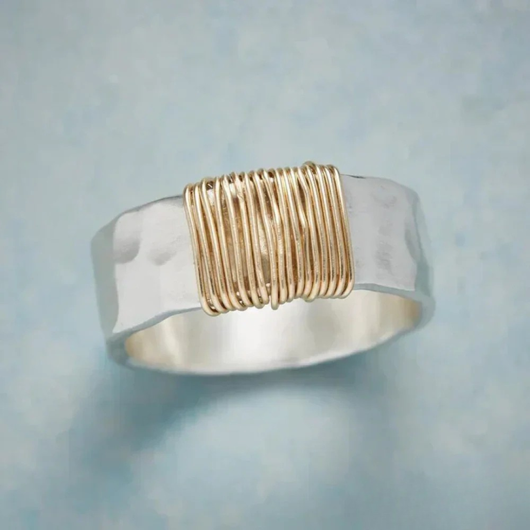Elegant sølvring med gulddetaljer – Unikt håndlavet design 1