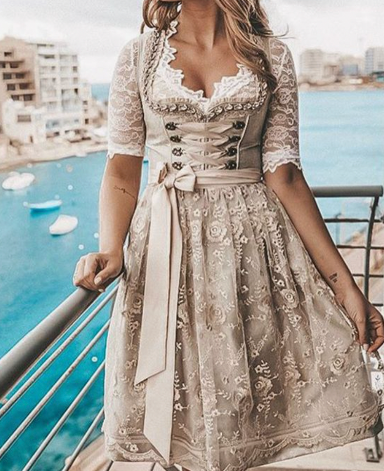 Elegantes Dirndlkleid im Vintage-Stil mit figurbetontem Schnürmieder und floralem Rock 0