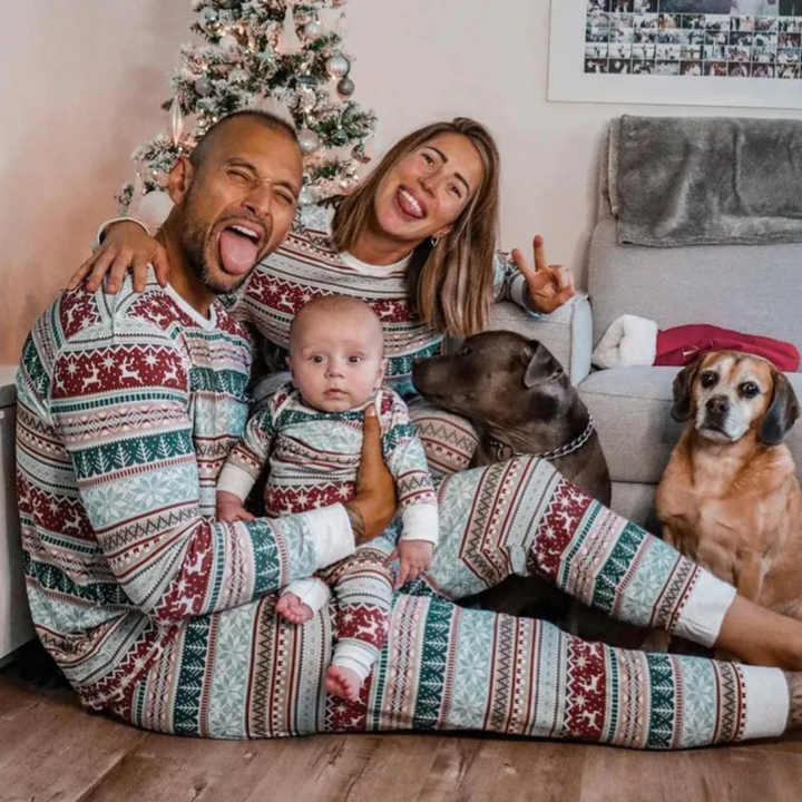 Familie julepyjamassæt i matchende blødt stof til alle aldre 2