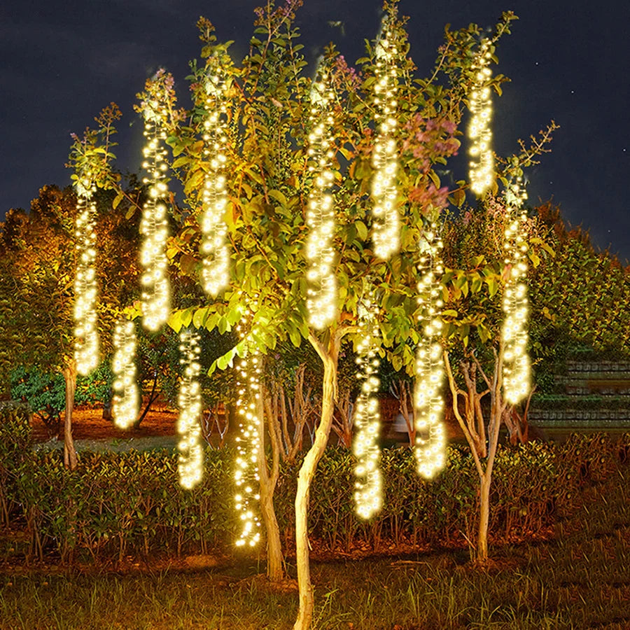 GlowCascade – Hængende LED-lyskæder til have- og terrasseindretning 1