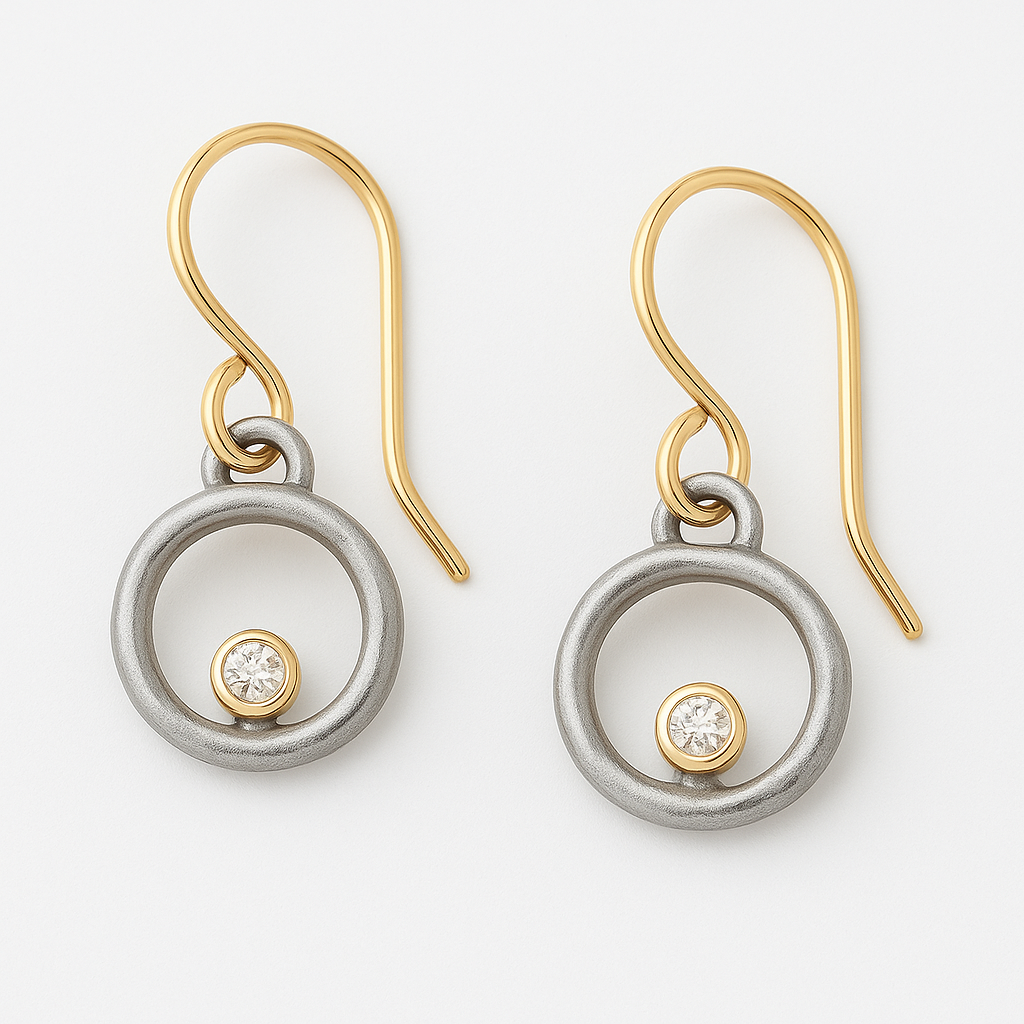 Guld- og sølvøreringe med cubic zircons - Elegant vedhængsmykke til enhver stil 0