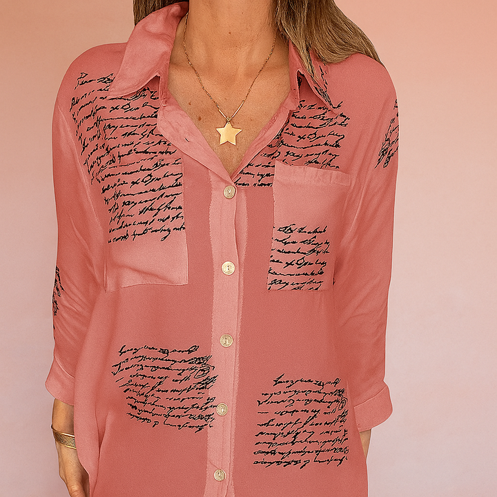 JENA | Skjortebluse med manuskriptprint 3