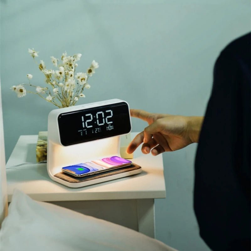 Kreativ 3-i-1 sengelampe – Trådløs telefonoplader og smart alarm med LCD-skærm til en elegant alt-i-en-opgradering af natbordet 3
