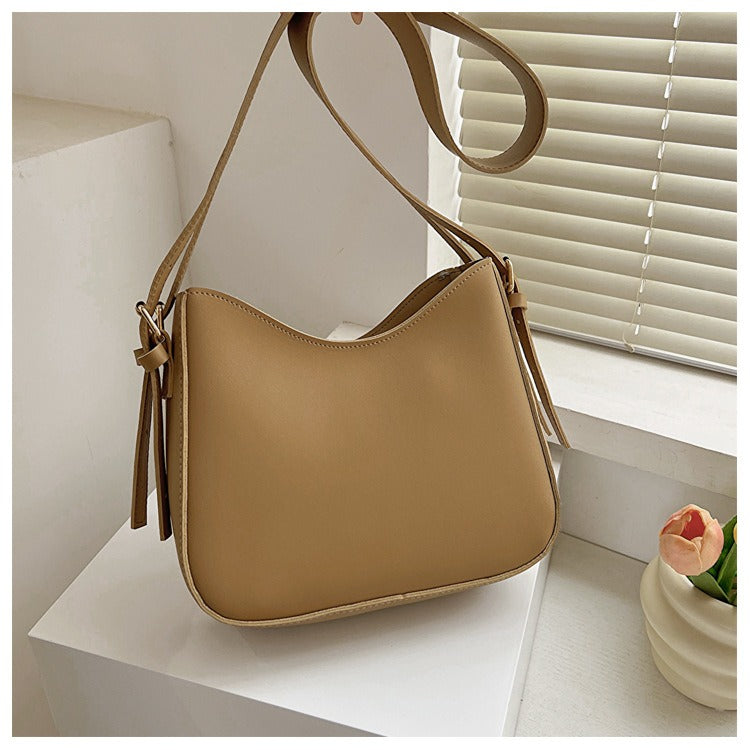 Minimalistisk crossbody-taske til kvinder i elegant vegansk læder
