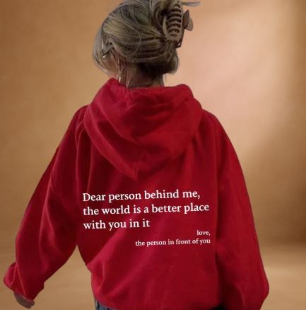 Lena | Oversized hættetrøje med trykt slogan "Kære person bag mig" 7
