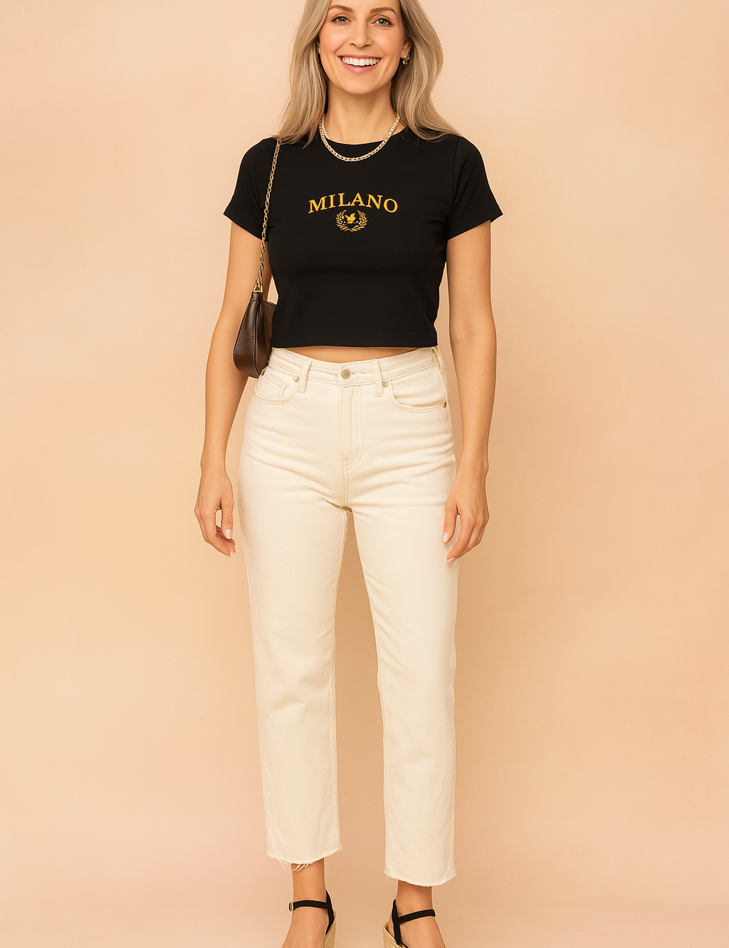 Maja | Kort T-shirt med indskrift i college-stil 0