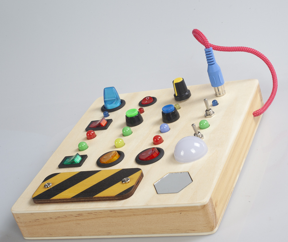 Montessori trælegetøj til børn – interaktivt sensorisk legetøj med lys, knapper og afbrydere 2