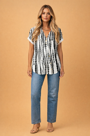 Sofie | Damebluse med knaplukning og blomstret motiv