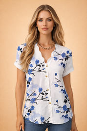 Sofie | Damebluse med knaplukning og blomstret motiv