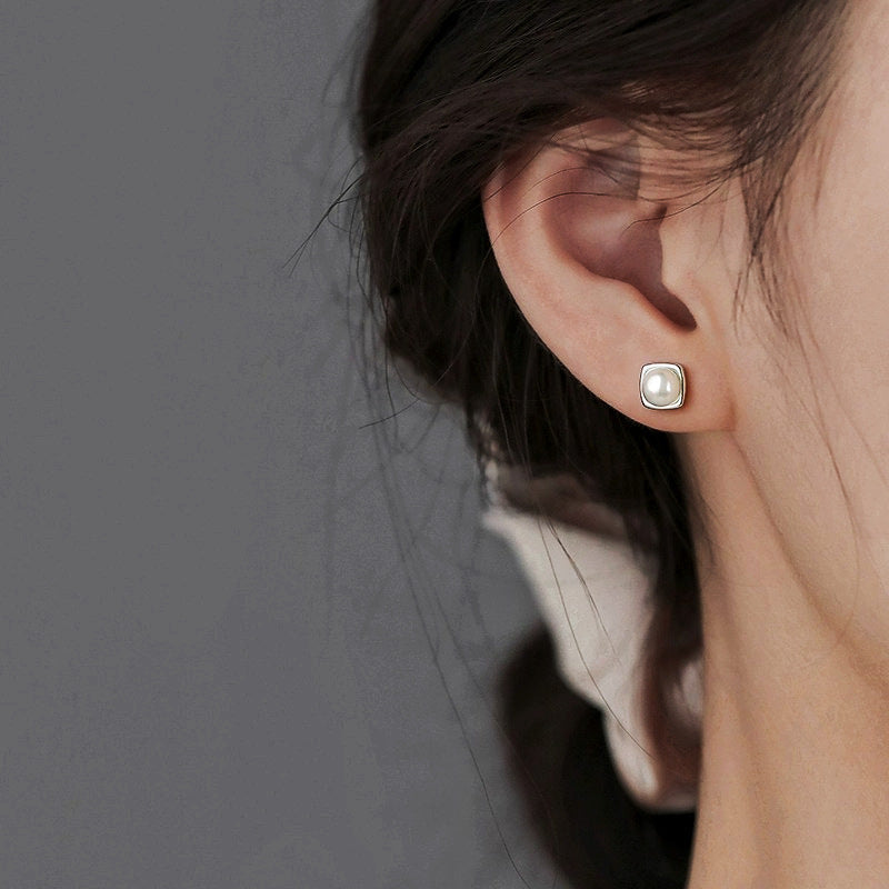 Sølvøreringe med ferskvandsperler – Hypoallergenisk, elegant design 4 mm 1