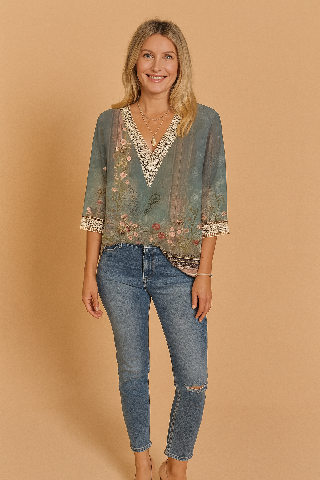 Sorella | Romantisk bluse med et diskret mønster og blondekant 2