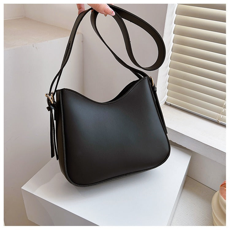 Minimalistisk crossbody-taske til kvinder i elegant vegansk læder