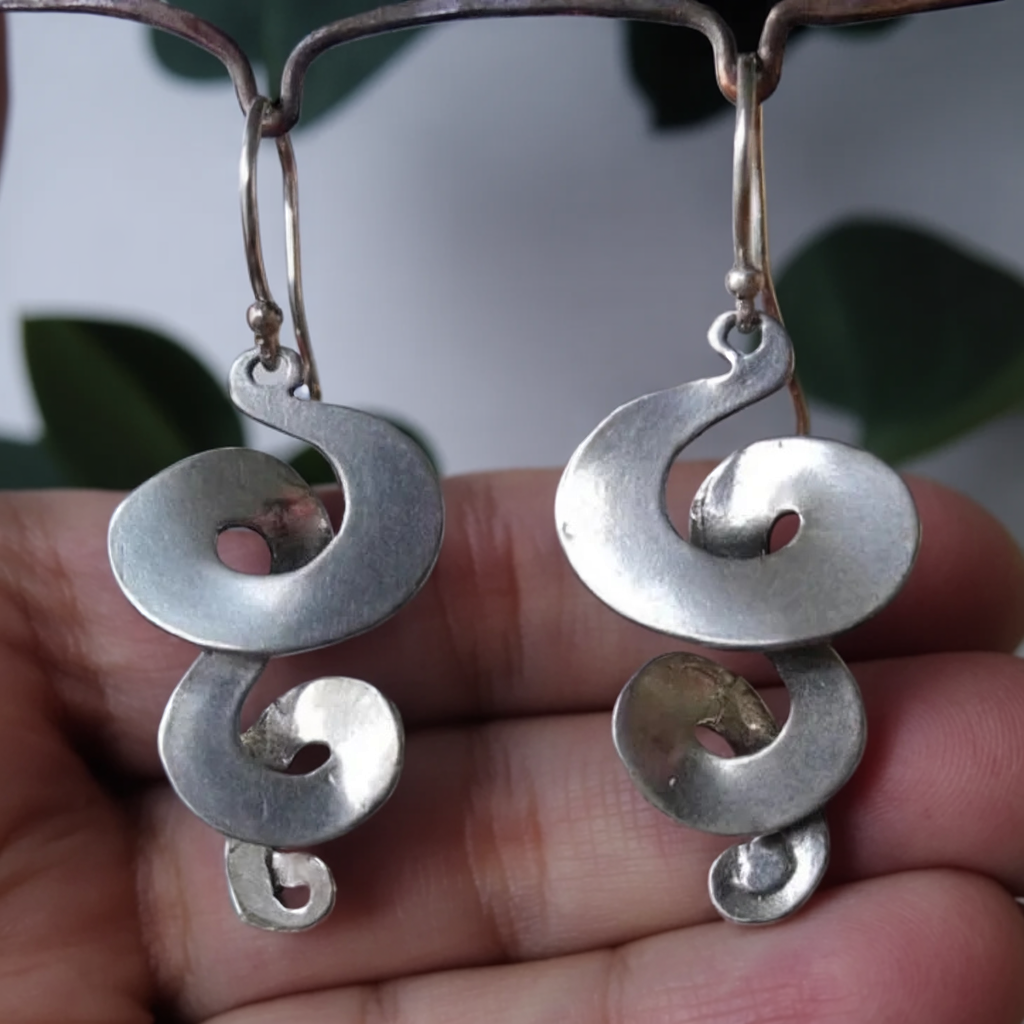 Vintage spiraløreringe i sølvfarve – elegant design for tidløs stil 0