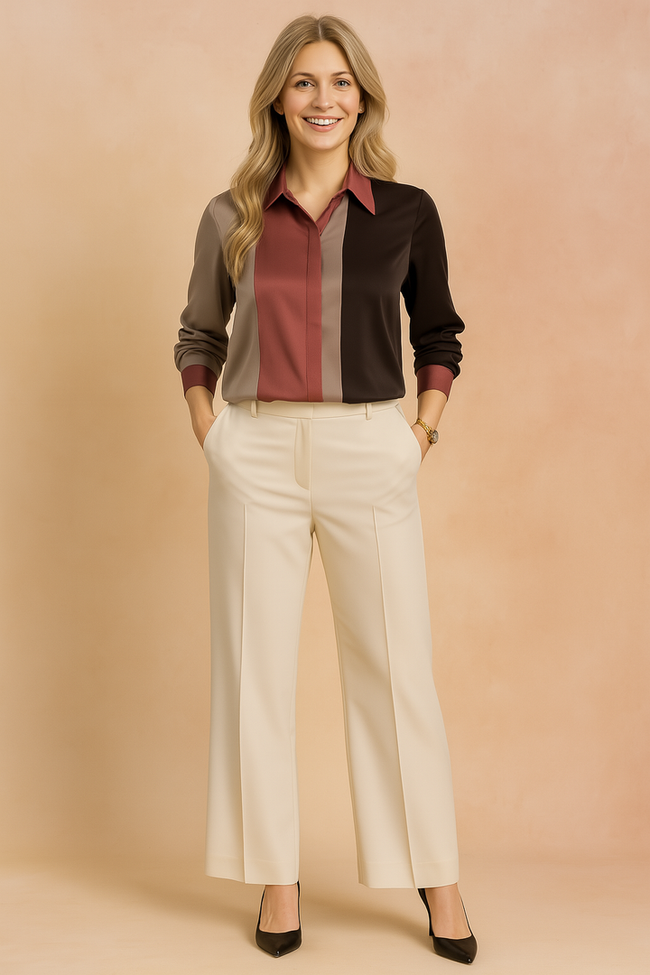 Damesblouse met lange mouwen en verticale kleurvlakken in bruin, bordeaux en taupe – perfect voor kantoor of een smart-casual look.
