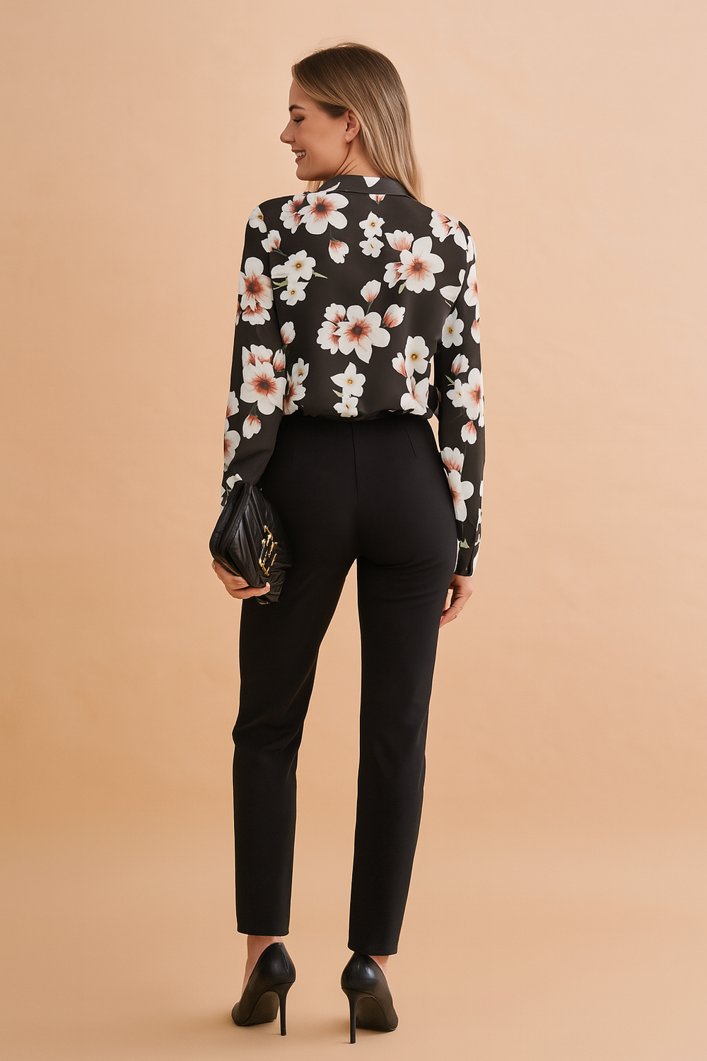 Zwarte damesblouse met lange mouwen, witte en blush bloemenprint en V-halsuitsnijding – ideaal voor kantoor of avondkleding.