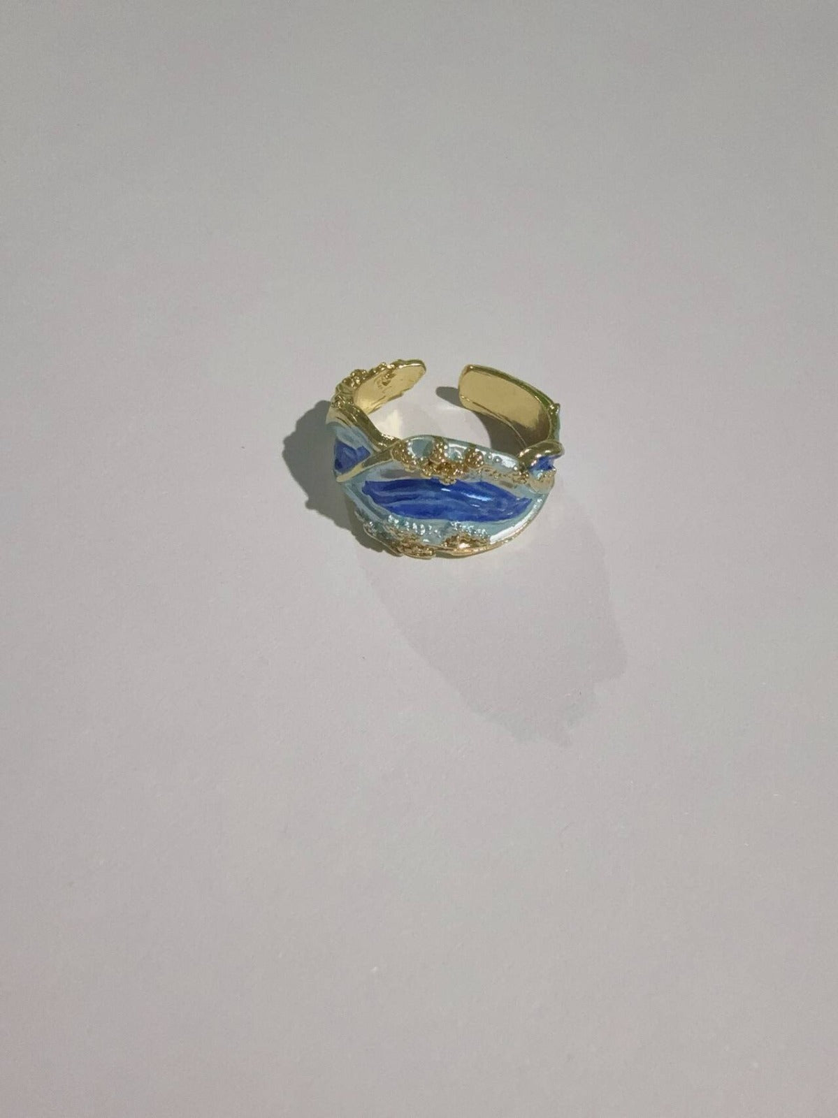 Vintage guldring med udsmykkede mønstre – et elegant tilbehør til enhver lejlighed