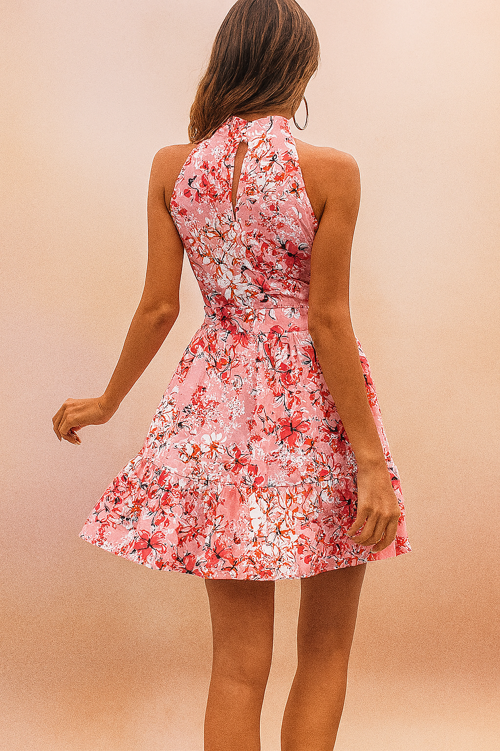 Mouwloze roze mini-jurk met bloemenprint en hoge hals, geschikt voor casual of strandoutfits